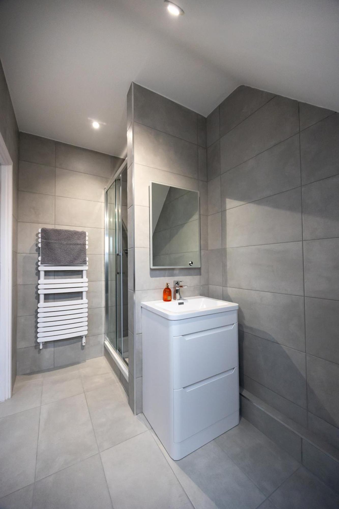 Stunning 3Br, Free Parking, Near Town Center, Long Term Discoun Apartment เรดดิ้ง ภายนอก รูปภาพ